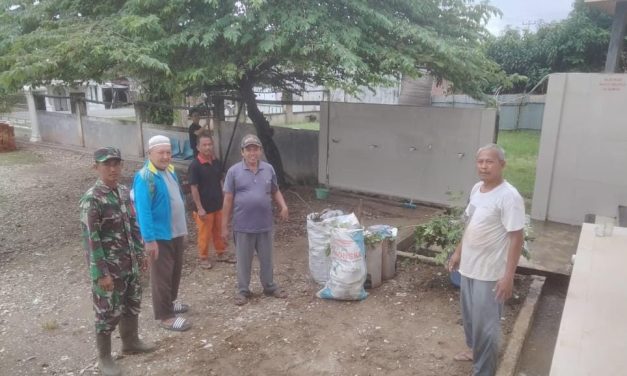 Demi Kebersihan Rumah Ibadah, Laksanakan Gotong Royong Wujud Sinergi TNI dan Warga