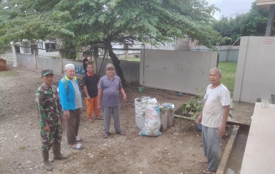 Demi Kebersihan Rumah Ibadah, Laksanakan Gotong Royong Wujud Sinergi TNI dan Warga