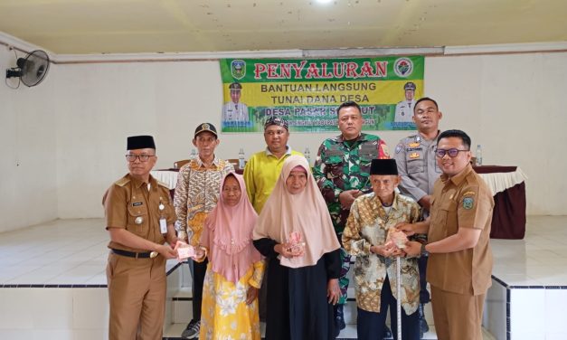 Babinsa Berperan Aktif Dampingi Pembagian BLT di Desa