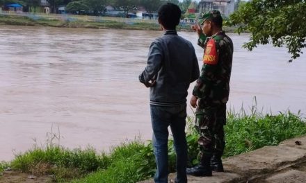 Babinsa Tinting Ajak Warga Waspada Banjir dan Longsor Akibat Cuaca Ekstrem