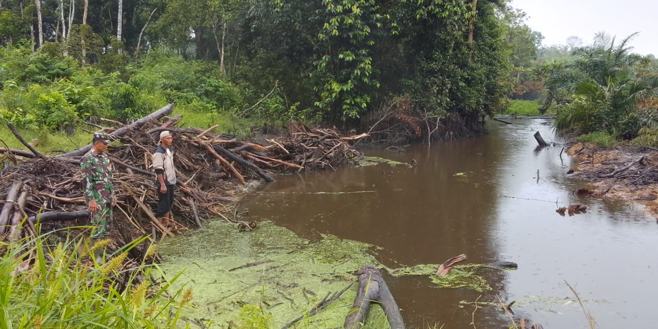 Cegah Banjir, Babinsa Sarolangun Rutin Pantau Ketinggian Air Sungai