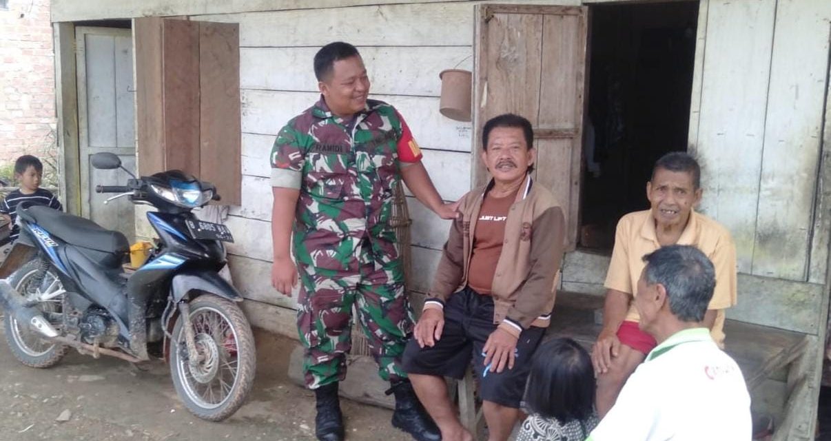 TNI Hadir di Tengah Rakyat: Kopda Ramidi Jalin Keakraban di Simpang Nibung