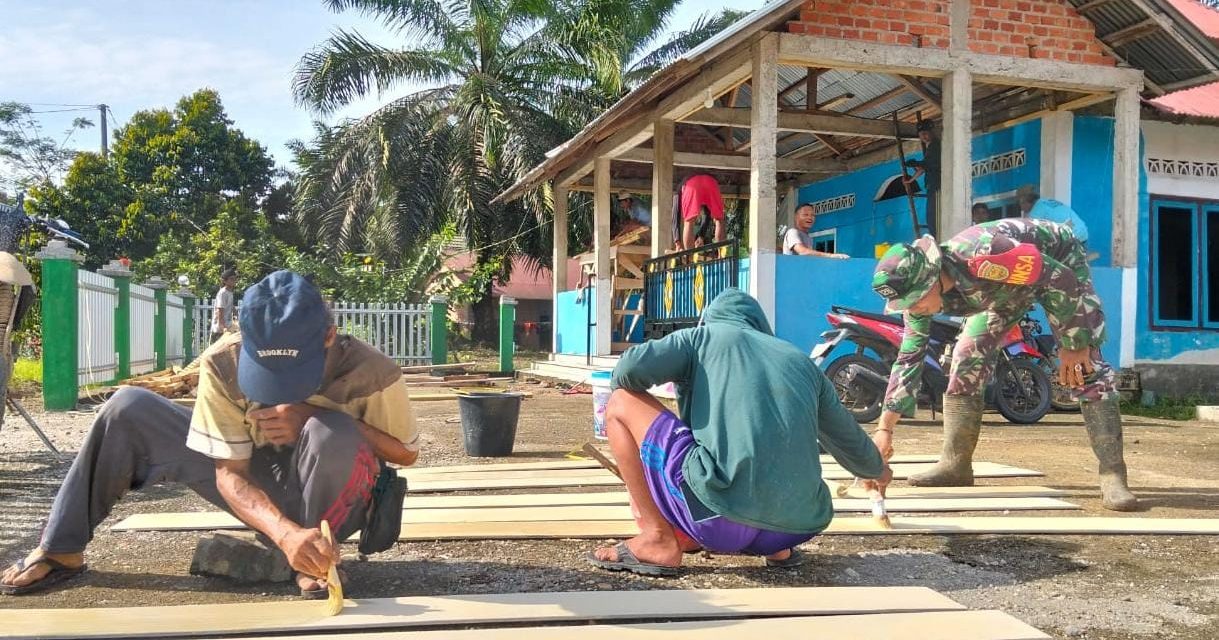 Kemanunggalan TNI-Rakyat, Babinsa Serda Erfit Ependi W Gotong Royong Membagun Fasilitas Tempat Ibadah
