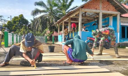 Kemanunggalan TNI-Rakyat, Babinsa Serda Erfit Ependi W Gotong Royong Membagun Fasilitas Tempat Ibadah