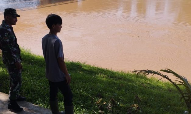 Babinsa Himbau Warga Jaga Kebersihan Sungai dan Waspadai Banjir