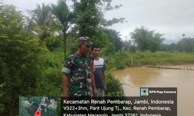 Babinsa Patroli Sungai Bareng Warga, Cek Debit Air Cegah Banjir dan Longsor