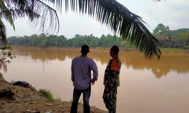 Babinsa Serka Wahyu Dwi KS Lakukan Patroli Pencegahan Banjir dan Karhutla di Desa Batu Penyabung