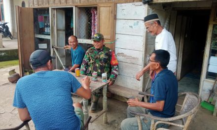 Babinsa Lubuk Bangkar Perkuat Komsos, Warga Sambut dengan Antusias