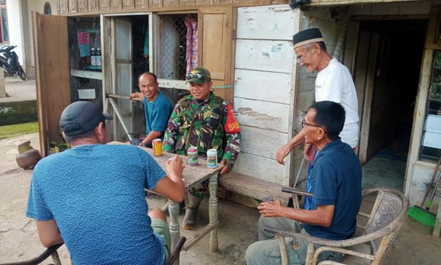 Babinsa Lubuk Bangkar Perkuat Komsos, Warga Sambut dengan Antusias