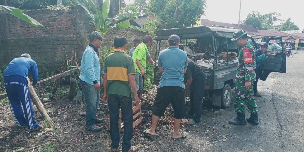 Babinsa dan Warga Limbur Tembesi Gotong Royong Wujudkan Lingkungan Bersih dan Aman