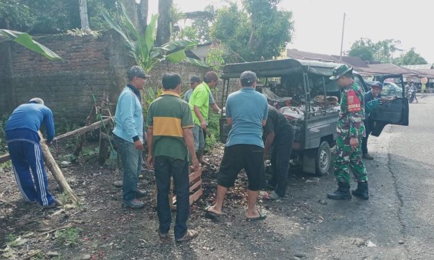 Babinsa dan Warga Limbur Tembesi Gotong Royong Wujudkan Lingkungan Bersih dan Aman