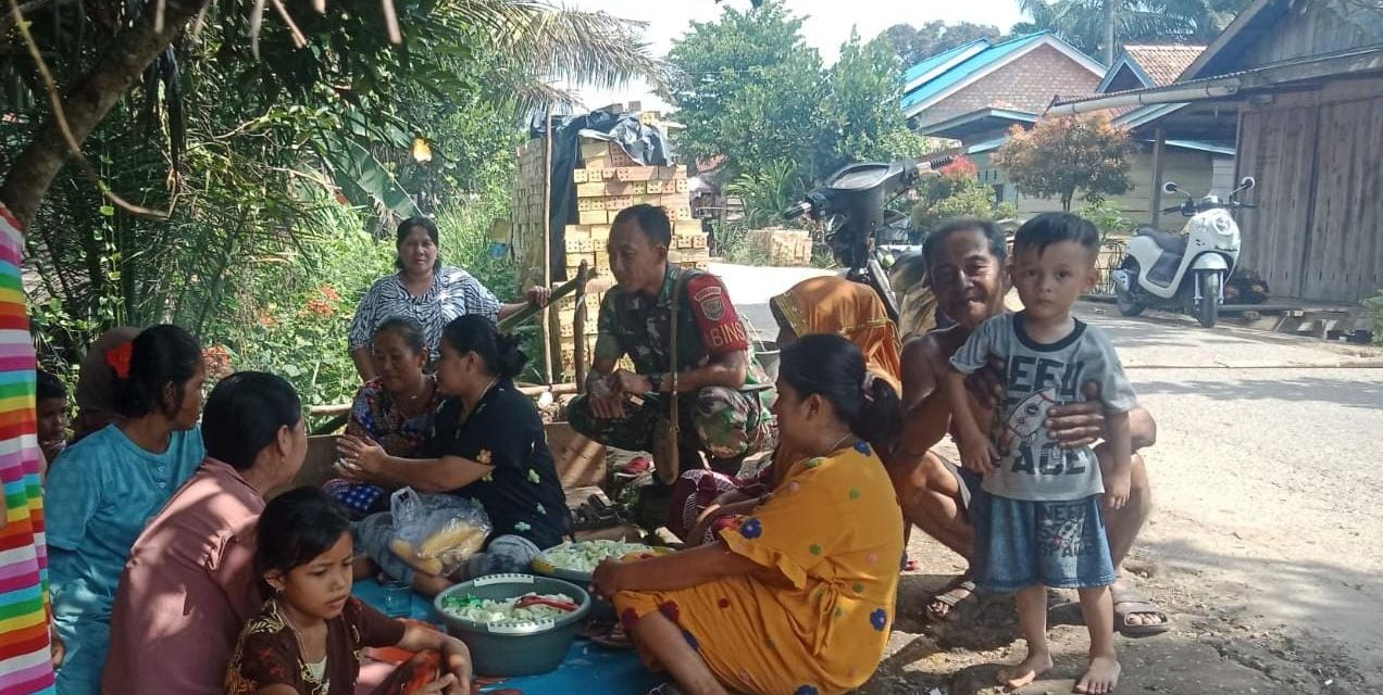 Babinsa Koramil Pauh Jalin Komsos Bersama Ibu-Ibu Jelang Pesta Pernikahan Warga
