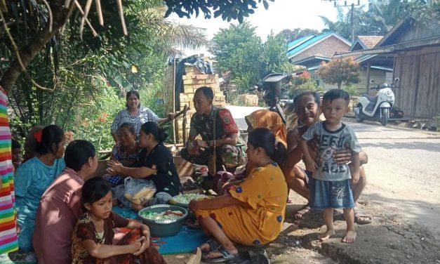 Babinsa Koramil Pauh Jalin Komsos Bersama Ibu-Ibu Jelang Pesta Pernikahan Warga