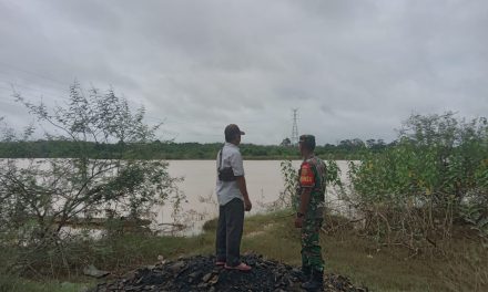 Banjir Tak Pernah Janji Datang: Babinsa Kawal Sungai, Jaga Warga