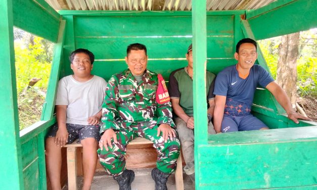 Babinsa Ajak Warga Jaga Kamtibmas Lewat Komunikasi Sosial di Pos Ronda