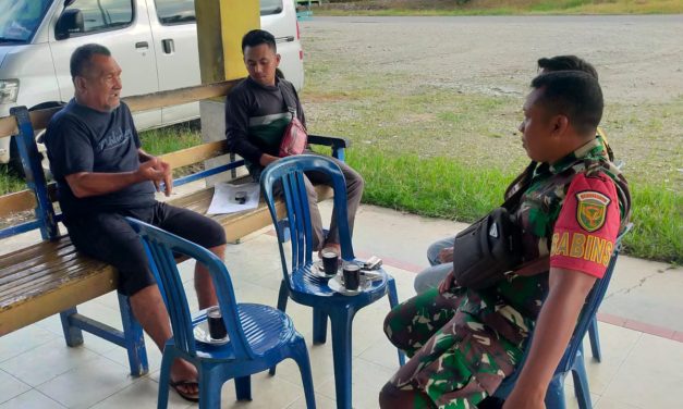 Babinsa Ciptakan Keakraban dengan Warga Binaan Melalui Komsos