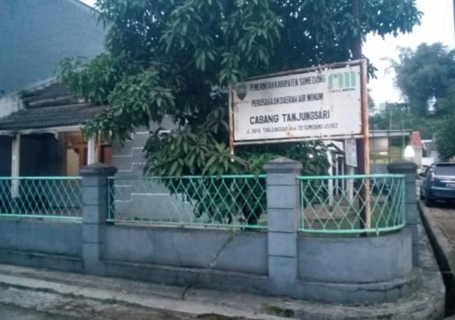 Air Bersih Dikuasai, Hukum Dibiarkan Mati: Warga Jatisari Protes Depot Air Tak Berizin