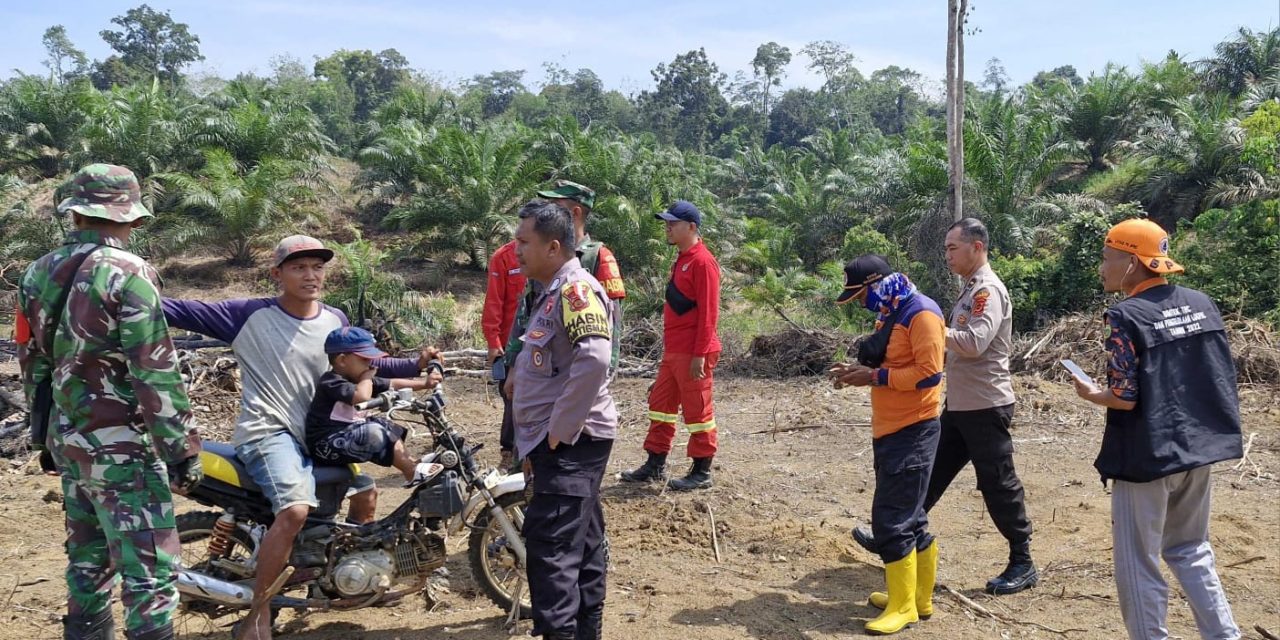 Babinsa Bersama Bhabinkamtibmas patroli dan sosialisasi dalam pencegahan Karhutla di wilayah desa binaan