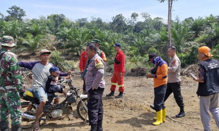 Babinsa Bersama Bhabinkamtibmas patroli dan sosialisasi dalam pencegahan Karhutla di wilayah desa binaan