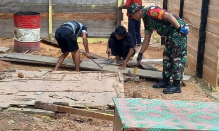 Bersama Warga Babinsa Bergotong Royong Membangun Rumah