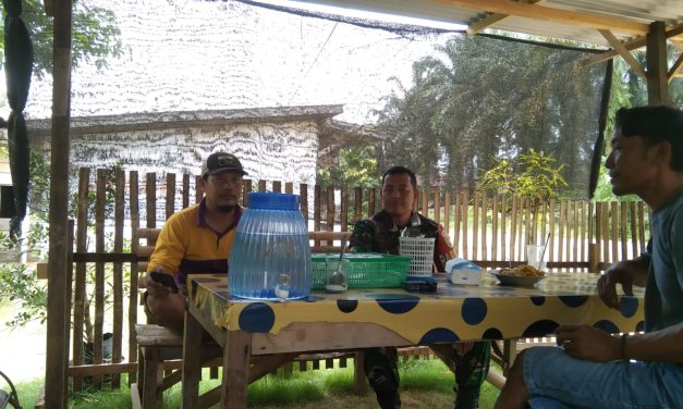 Babinsa Koramil 420-08/Tabir, Sertu Sunardi, melaksanakan Komsos Bersama Warga di Desa sungai sahut Kecamatan Tabir selatan