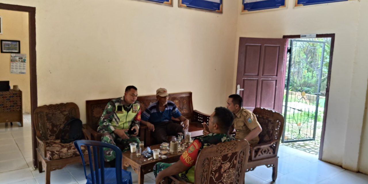 Babinsa Melaksanakan Kegiatan Patroli /Sosialisasi Karhutla Bersama Di Wilayah Desa Binaan
