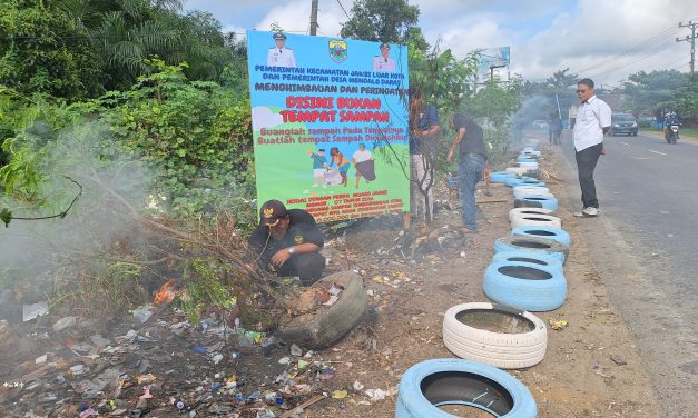 Atasi Sampah di Depan Sekolah, Pemdes Mendalo Darat dan Kecamatan Jaluko Bangun Pagar dari Ban Bekas