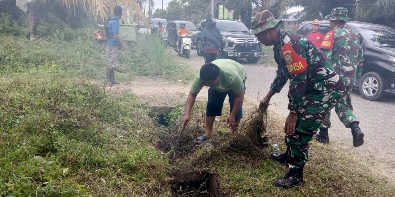 Gotong Royong Tunjukan Kebersamaan Babinsa dan Warga Panarung