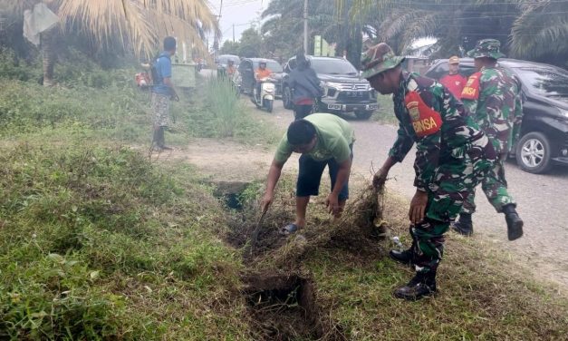 Gotong Royong Tunjukan Kebersamaan Babinsa dan Warga Panarung