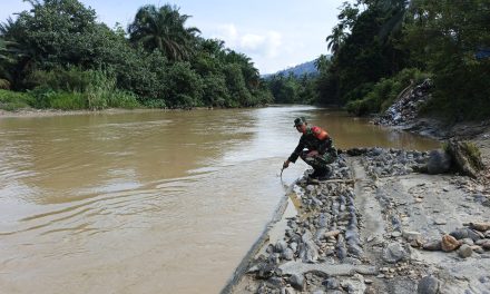 Babinsa Cek Debit Sungai: Antisipasi Bencana, Pastikan Warga Siaga