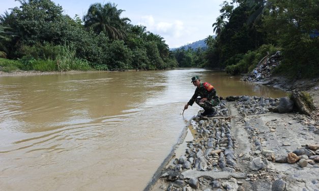Babinsa Cek Debit Sungai: Antisipasi Bencana, Pastikan Warga Siaga
