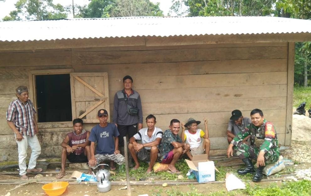Dekatkan Diri dengan Warga, Babinsa Gelar Komsos di Desa Rantau Limau Manis
