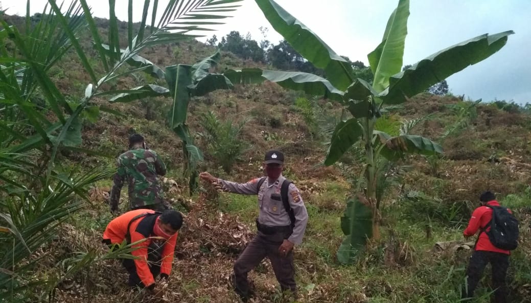 Babinsa dan Bhabinkamtibmas Gelar Patroli Bersama di Wilayah Rawan Karhutla