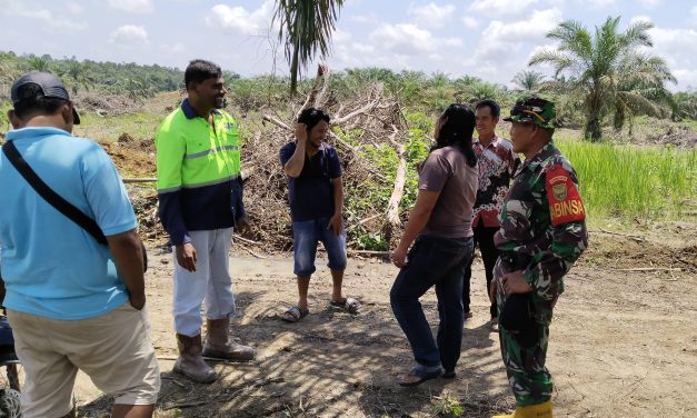 Patroli Gabungan Babinsa dan Warga Tekan Risiko Karhutlah di Musim Kemarau