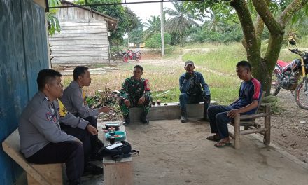 Babinsa dan Bhabinkamtibmas gelar komsos pererat sinergi dengan warga Sungai Bulian