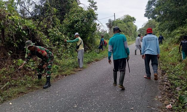 Aksi Nyata Cegah Banjir: Babinsa dan Warga Bersihkan Parit Desa