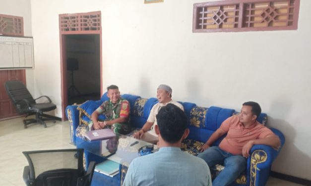 Babinsa Perkuat Kedekatan Emosional Lewat Komsos di Desa Keroya