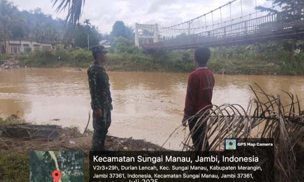 Babinsa Patroli Sungai Merangin: Antisipasi Banjir, Lindungi Warga dari Ancaman Alam