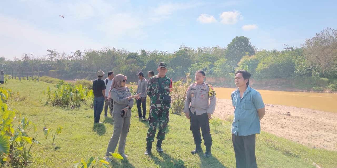 Babinsa Bersama Aparat dan Warga Cek Lahan Jagung untuk Dukung Ketahanan Pangan Nasional
