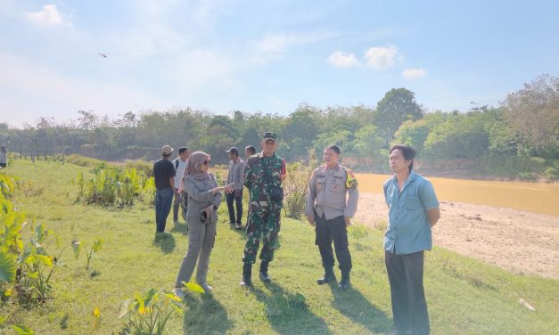 Babinsa Bersama Aparat dan Warga Cek Lahan Jagung untuk Dukung Ketahanan Pangan Nasional