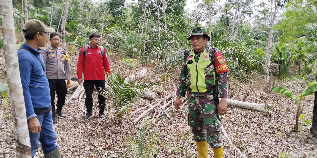 Babinsa Bersama Warga Gencarkan Patroli untuk Cegah Karhutla di Sarolangun