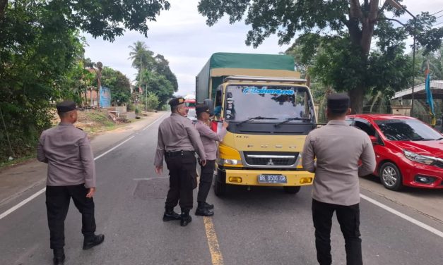 Semarak HUT RI ke-80, Polres Muaro Jambi Bagikan Bendera Merah Putih kepada Pengendara