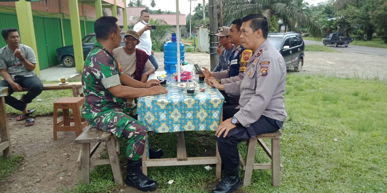 Babinsa Koramil 420-08/Tabir, Serka Kurniadi, Laksanakan Komsos Bersama Bripka Supri (Bhabinkamtibmas) dan Warga di Desa Koto Rayo, Kecamatan Tabir.