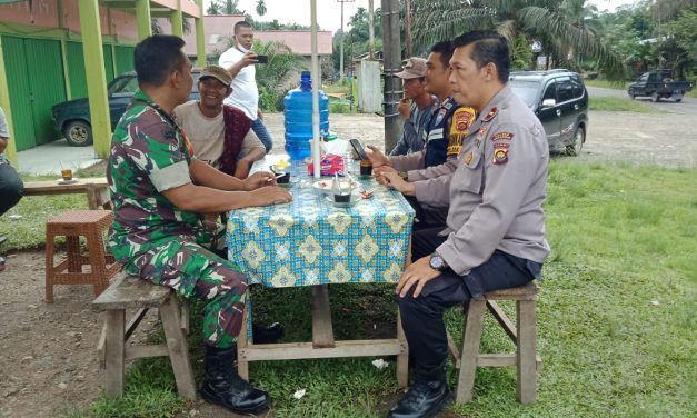 Babinsa Koramil 420-08/Tabir, Serka Kurniadi, Laksanakan Komsos Bersama Bripka Supri (Bhabinkamtibmas) dan Warga di Desa Koto Rayo, Kecamatan Tabir.