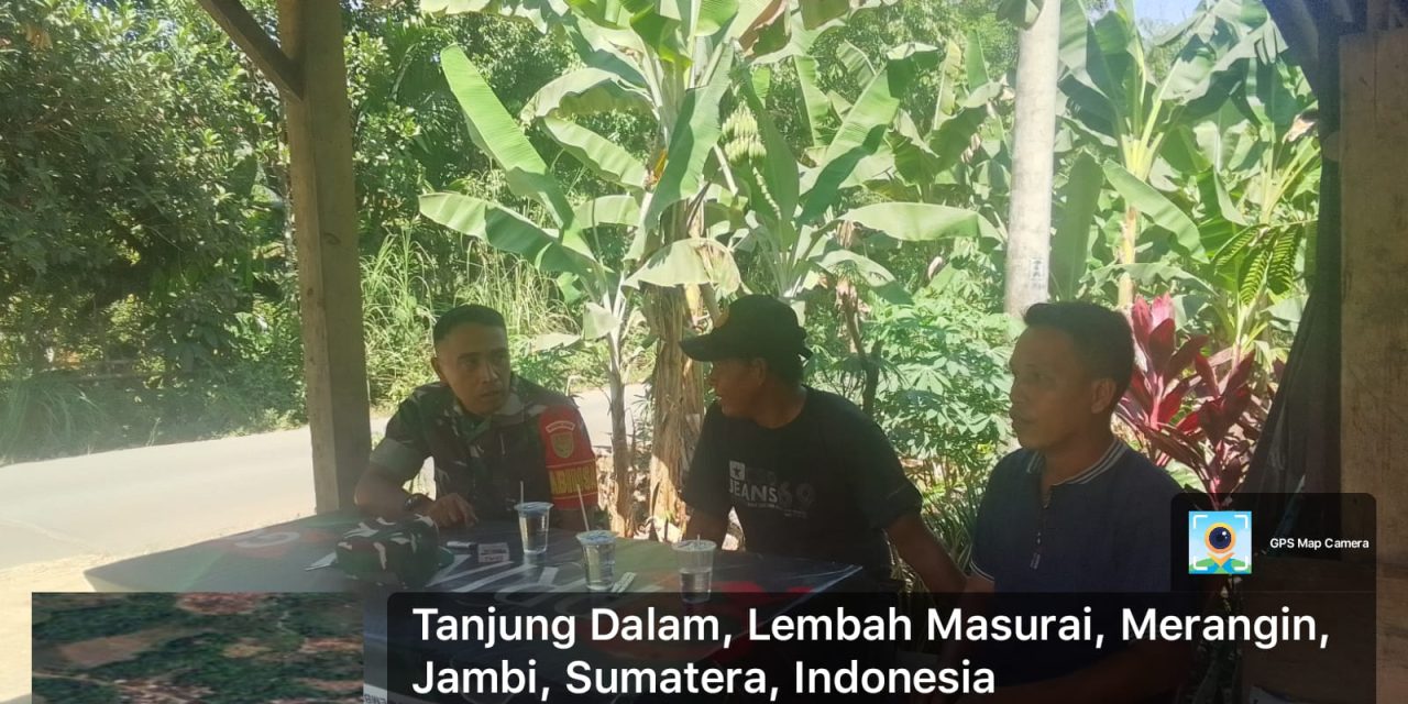 Babinsa Koramil 420-06/Muara Siau Pererat Kebersamaan Lewat Komsos di Desa Tanjung