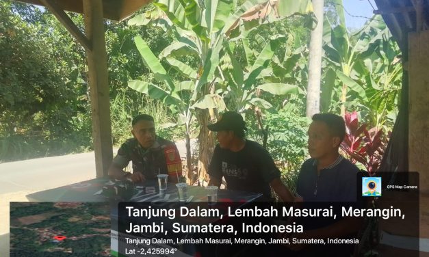 Babinsa Koramil 420-06/Muara Siau Pererat Kebersamaan Lewat Komsos di Desa Tanjung
