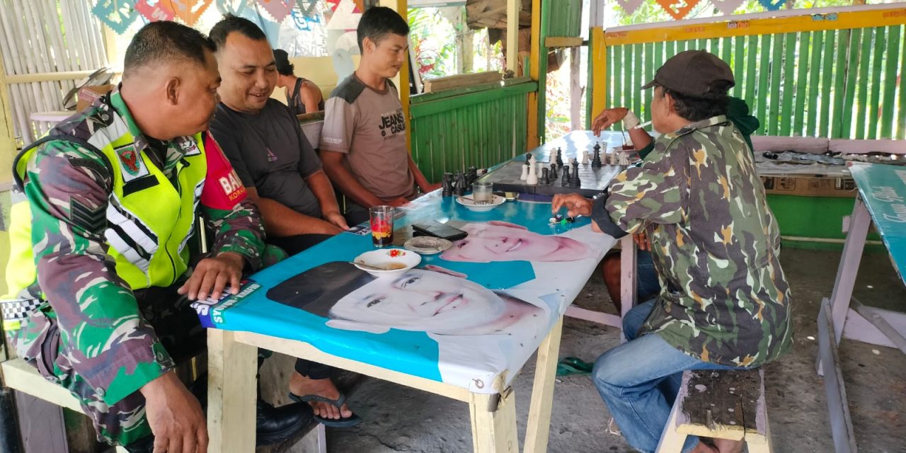 Babinsa Koramil Tabir Perkuat Sinergi Lewat Komsos di Desa Sekapuk