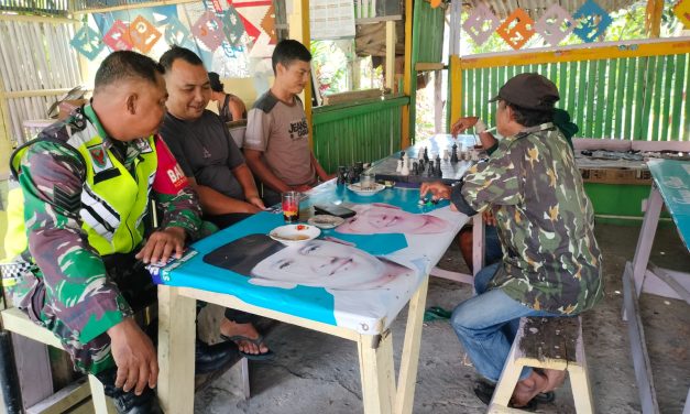 Babinsa Koramil Tabir Perkuat Sinergi Lewat Komsos di Desa Sekapuk