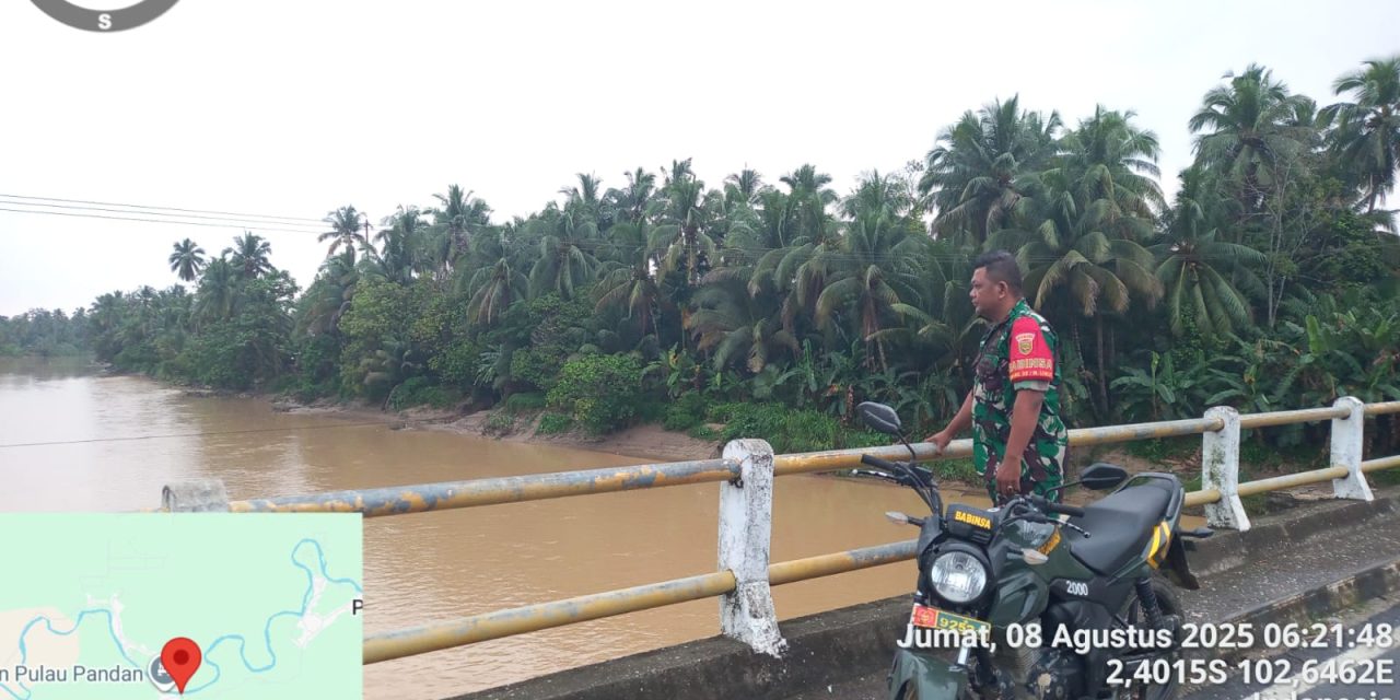 Babinsa Siaga, Pantau Debit Air untuk Cegah Banjir di Muara Limun