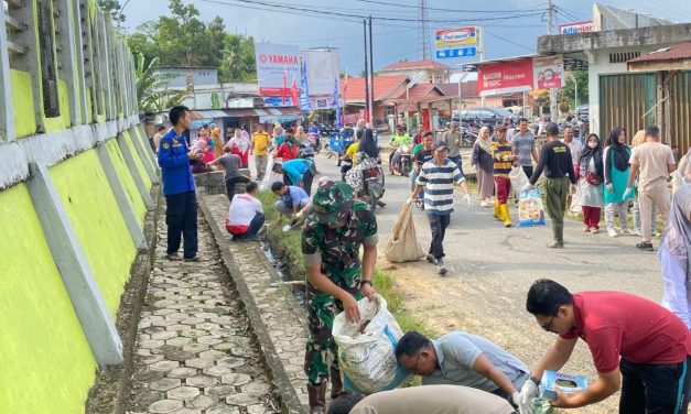 Wujudkan Lingkungan Aman dan Nyaman, Babinsa Gotong Royong Bersama Warga Desa Bukit Peranginan